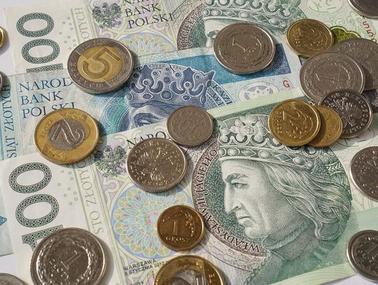 Wakacje trwają, a pierwsze pieniądze na wyprawki szkolne już u rodziców i opiekunów