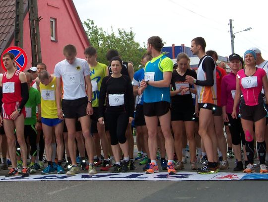 Walczyli z wiatrem i podbiegami