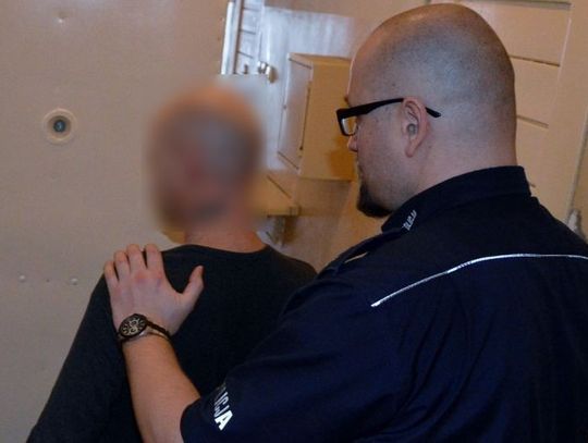 Walił w drzwi teściowej. Siostra zatrzymanego: mój brat tam mieszka!