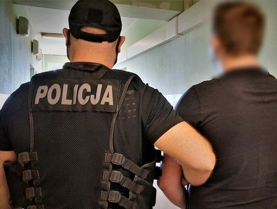 Wandal odpowie. Zatrzymano 18-latka – sprawcę uszkodzenia drzwi na Dworcu PKP