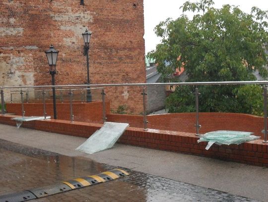 Wandal wybił 20 szyb „szlaku fortecznego”