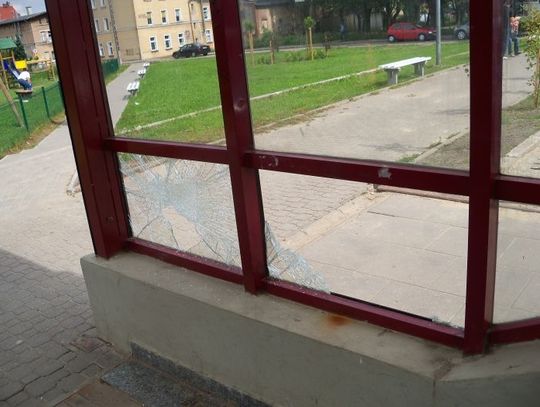 Wandale dają znać o sobie - uszkodzone lustro, stłuczone szyby