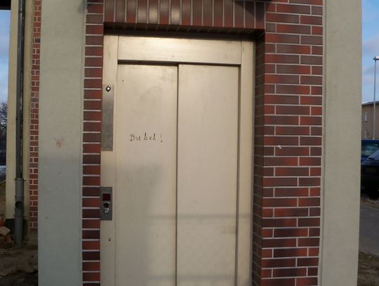 Wandale w kółko psują dworcową windę