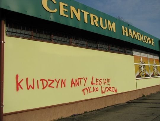 Wandale zniczyli elewację sklepu
