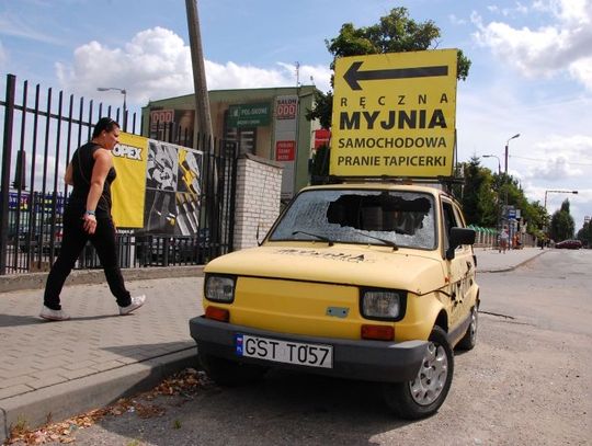  Wandalizm na Gdańskiej. Zniszczył reklamę z żółtego malucha