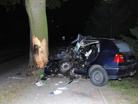 Wbił się w przydrożne drzewo