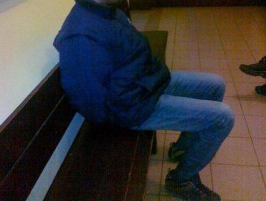 Wchodził przez drzwi balkonowe lub okna - brał telewizory, laptopy, aparaty fotograficzne, kamery i biżuterię