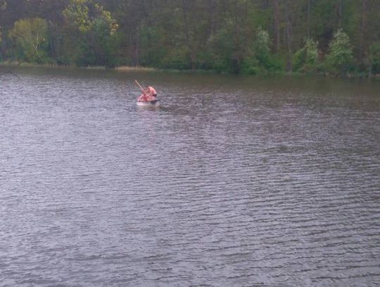 Wędkarz wypadł z łódki do zbiornika na rzece. Strażacy płynęli do niego wpław!