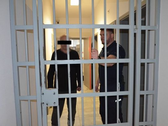 Wejherowo. Policjanci z Gniewina zatrzymali na gorącym uczynku 62-latka na kradzieży kabli telekomunikacyjnych.