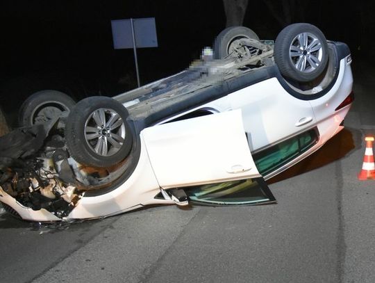 Wejherowo. Samochód dachował – uczestnicy zdarzenia nietrzeźwi, policjanci wyjaśniają okoliczności.