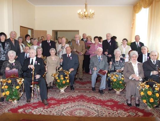 Weselni jubilaci w USC - medale, kwiaty i toast szampanem