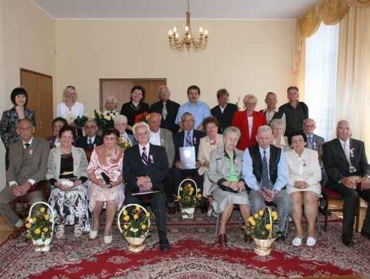 Weselni jubilaci w USC - medale za długoletnie pożycie