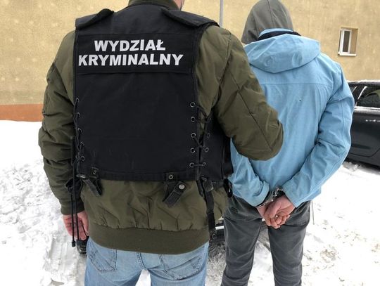 Weszli do klatki za 53-latkiem, zaatakowali go i ukradli rzeczy osobiste