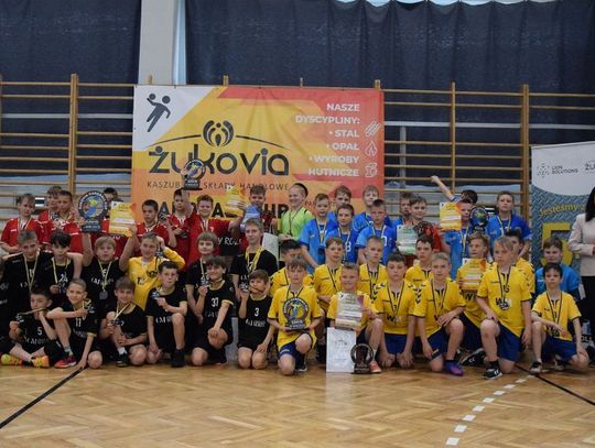 [WIDEO, GALERIA] Żukovia Handball Cup w SP nr 4. Zacięta rywalizacja młodych piłkarzy ręcznych