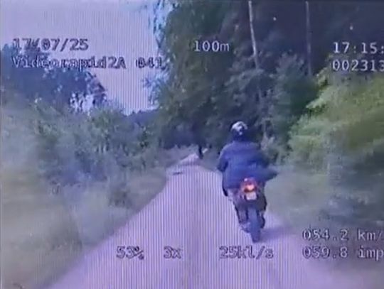 [WIDEO] Policjanci zatrzymali nietrzeźwego 21-latka. Jechał jednośladem i miał problemy z utrzymaniem równowagi