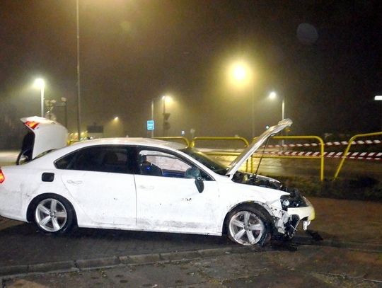 [WIDEO] Rozbił się na rondzie przy komendzie policji, jechał z narkotykami...