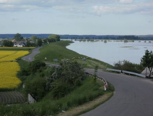 Wielka fala powodziowa opuszcza Gniew. Stan alarmowy trwa