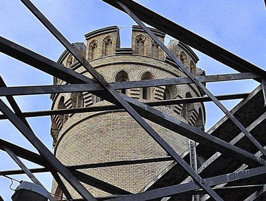 Wielka Wieżyczka na tle Wielkiego Mostu. Już po remoncie pierwszej wieżyczki mostu tczewskiego