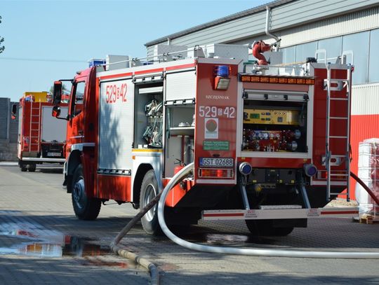 Wielki pożar hali produkcyjnej przy ulicy Dworcowej w Skarszewach