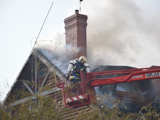 Wielki pożar przy ulicy Leśnej w Zblewie. Na miejscu działa 17 zastępów straży pożarnej