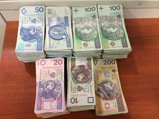 WIELKIE PIENIĄDZE WŚRÓD ŚMIECI! Ok. 70 tys. zł w foliowych woreczkach na taśmie w sortowni WIELKIE PIENIĄDZE WŚRÓD ŚMIECI! Ok. 70 tys. zł w foliowych woreczkach na taśmie w sortowni