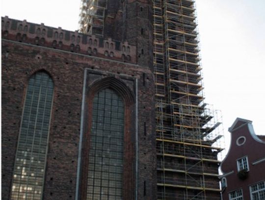 Wieża Bazyliki Mariackiej w rusztowaniach