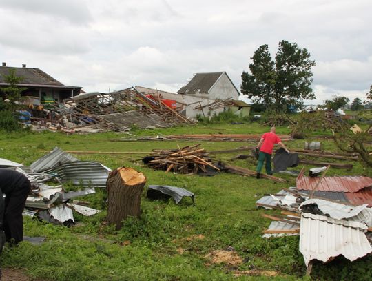 Więźniowie pomagają ofiarom trąby powietrznej