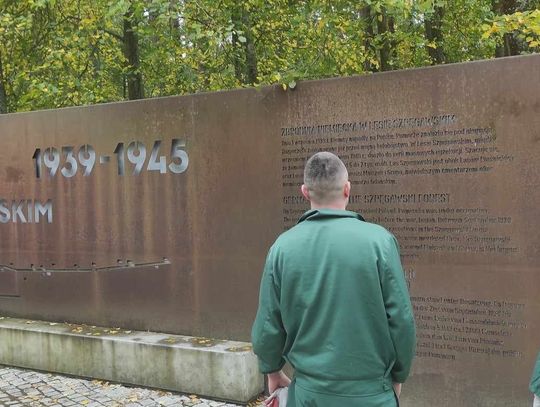 Więźniowie uporządkowali teren wokół miejsca pamięci w Lesie Szpęgawskim