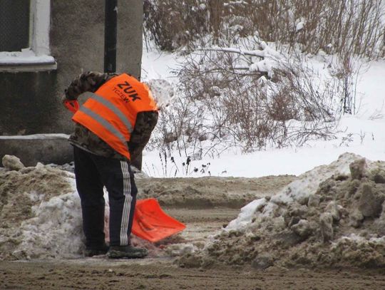 Więźniowie w zimowych porządkach - do szufel