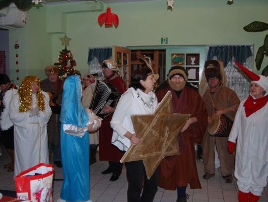 Wigilia w Domu Dziecka - grający kolędnicy i prawdziwy gwiazdor