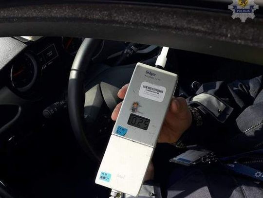 Wiózł żonę do szpitala. Był pod wpływem alkoholu i bez uprawnień.