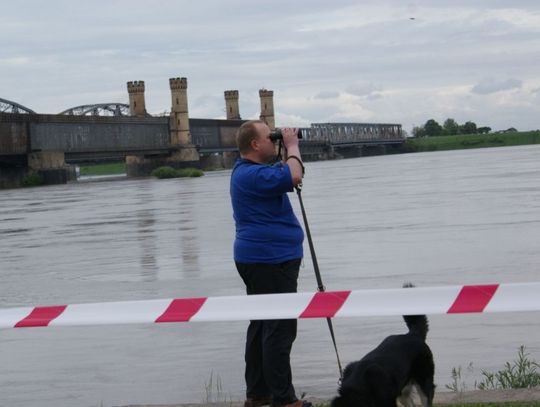 Wisła przybiera po centymetrze, stan ostrzegawczy w środkowym biegu