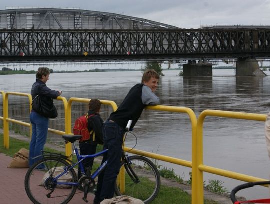 Wisła w Tczewie już centymetry od bulwaru. Obrona przed przelewką
