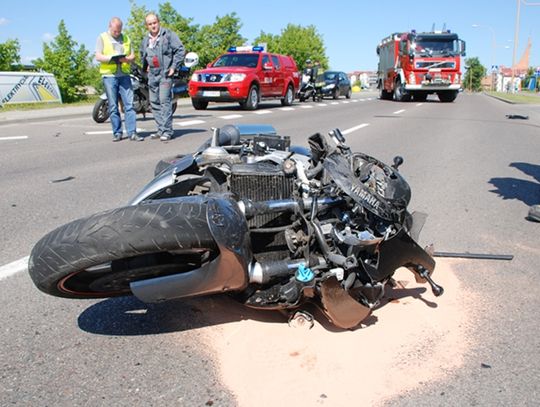 Wjechał motorem w samochód