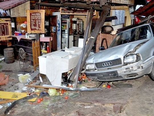 Wjechał na podwójnym gazie do baru