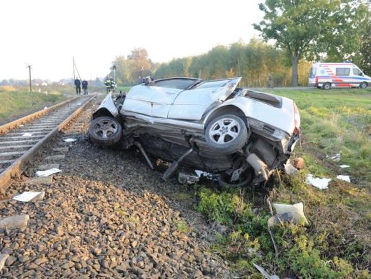 Wjechał pod pociąg - ciężko ranny kierowca