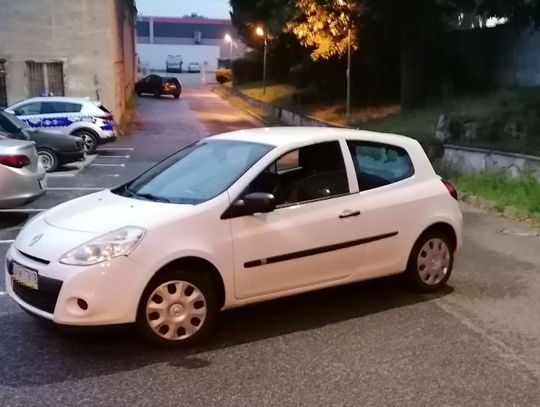 Wjechał renault na parking przy komendzie policji - okazało się, że był pijany