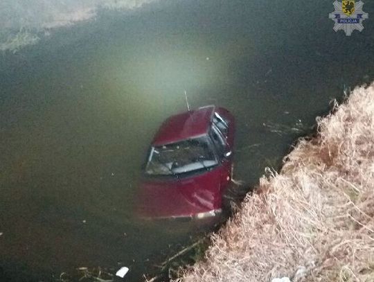 Wjechał Skodą do rzeki. Zostawił w wodzie auto z włączonymi światłami.