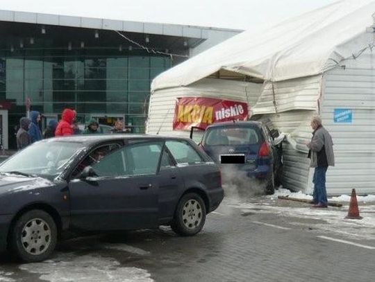 Wjechał w pawilon meblowy - za 500 zł