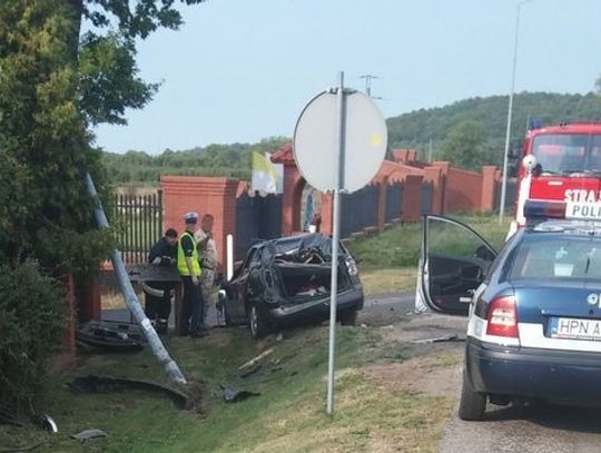 Wjechał w słup i ogrodzenie