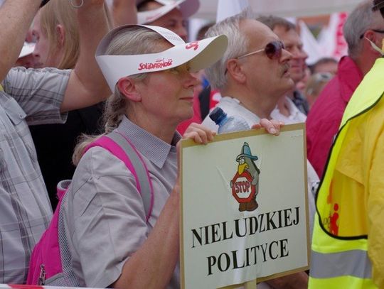 Władza coraz bardziej oddala się od społeczeństwa 