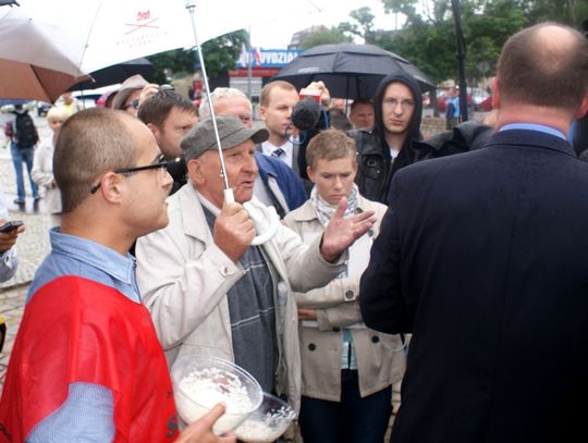 Władze pod Trzema Krzyżami z wiązanką kwiatów - w hołdzie poległym stoczniowcom. &quot;Może pociągniemy linę...&quot;