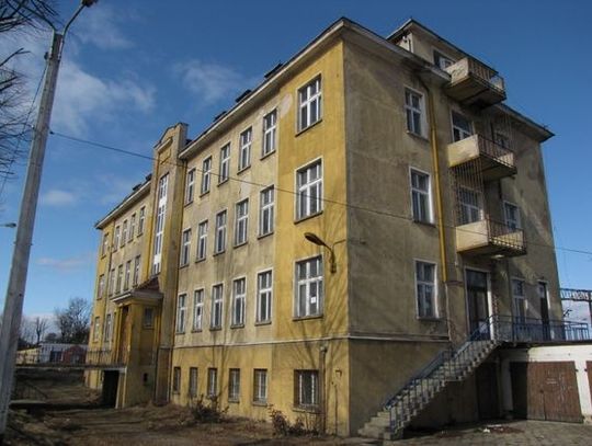 Władze województwa po raz trzeci chcą sprzedać niszczejący budynek byłej przychodni