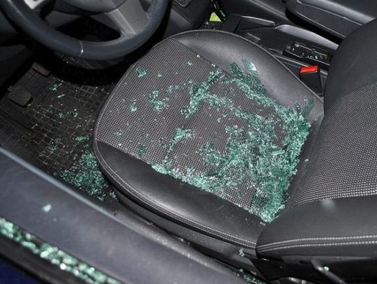 Włamał się do samochodu i ukradł pieniądze – zostawił swój plecak z dokumentami