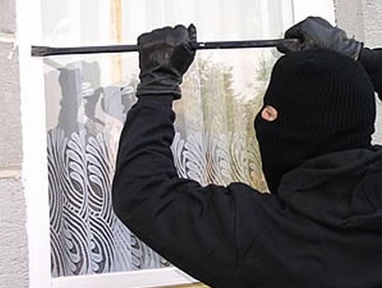 Włamał się po... dezodorant, zapalniczkę i bombonierki...