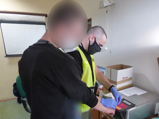 Włamali się do samochodu i ukradli narzędzia o wartości ponad 20 tys. zł. Grozi im kara 10 lat pozbawienia wolności.