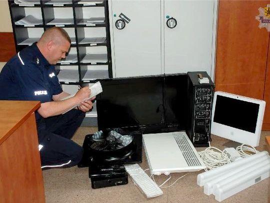 Włamali się do szkoły - wynieśli sprzęt i pieniądze 