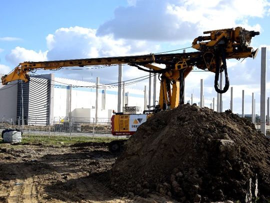 Wmurowano kamień pod nową halę Flexa. Przybędzie kilkadziesiąt nowych miejsc pracy