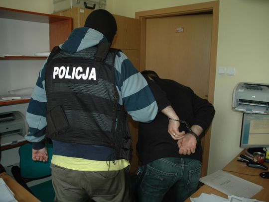 "Wnuki" wspierani przez "policjantów" lub "funkcjonariuszy CBŚ"