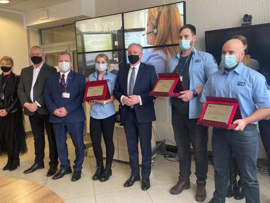 Wojewoda wręczył nagrody operatorom numeru alarmowego 112